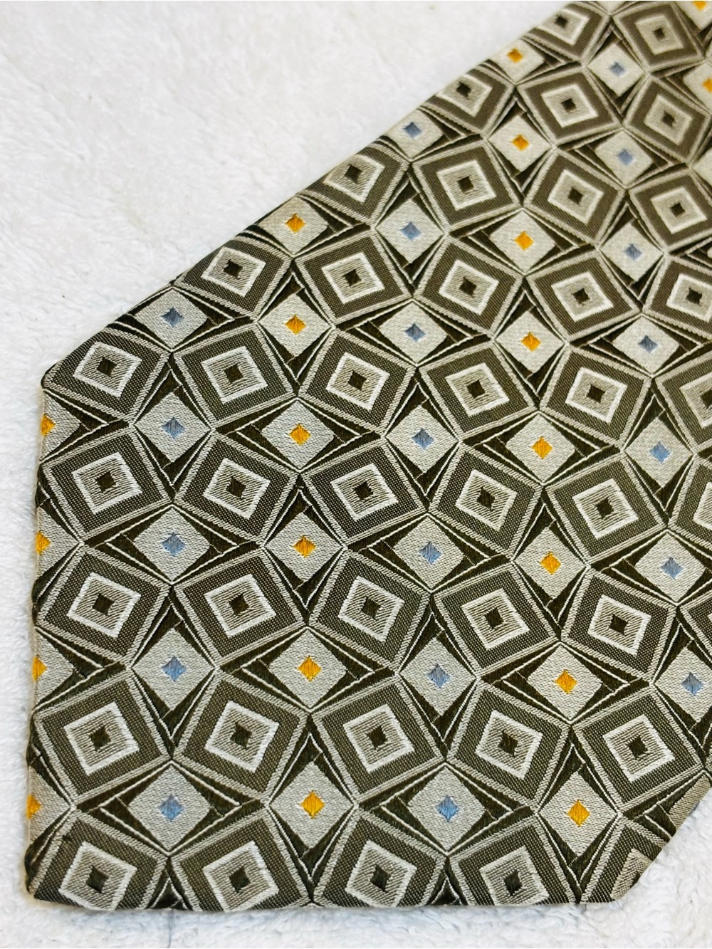 Brand New Stylish Tie By Geoffrey Beene